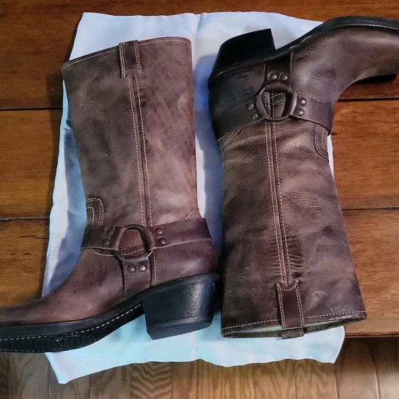 Women's Brown Leather Boots. BCBGirls. SZ 81/2 - Picture 2 of 8